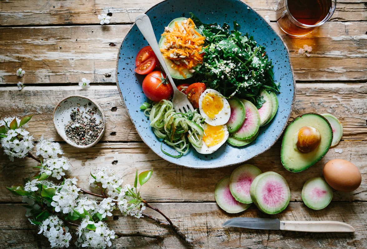 Nutricionista profesional asesorando sobre alimentación saludable